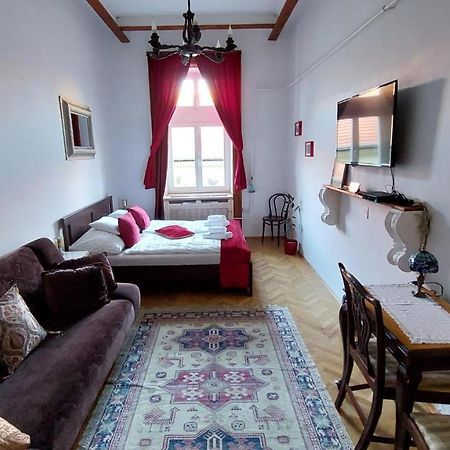 Classical Budapest Apartment In The Old Pest Екстер'єр фото