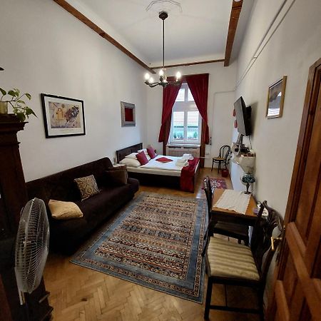Classical Budapest Apartment In The Old Pest Екстер'єр фото