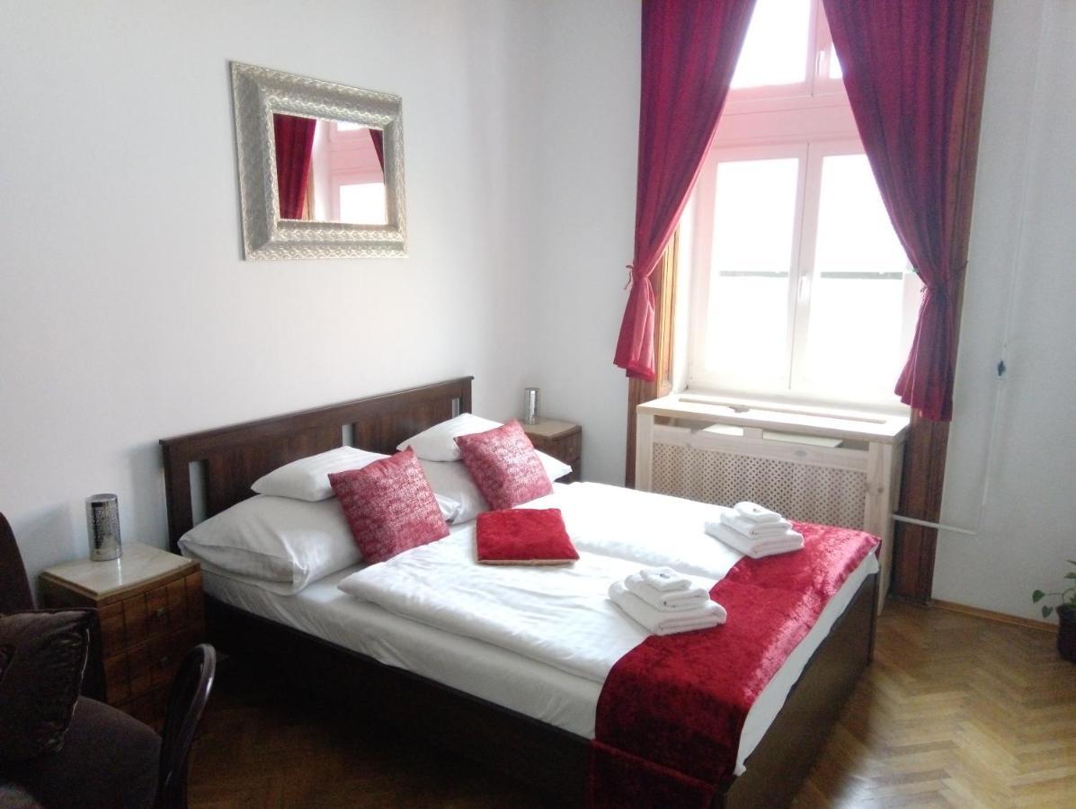 Classical Budapest Apartment In The Old Pest Екстер'єр фото