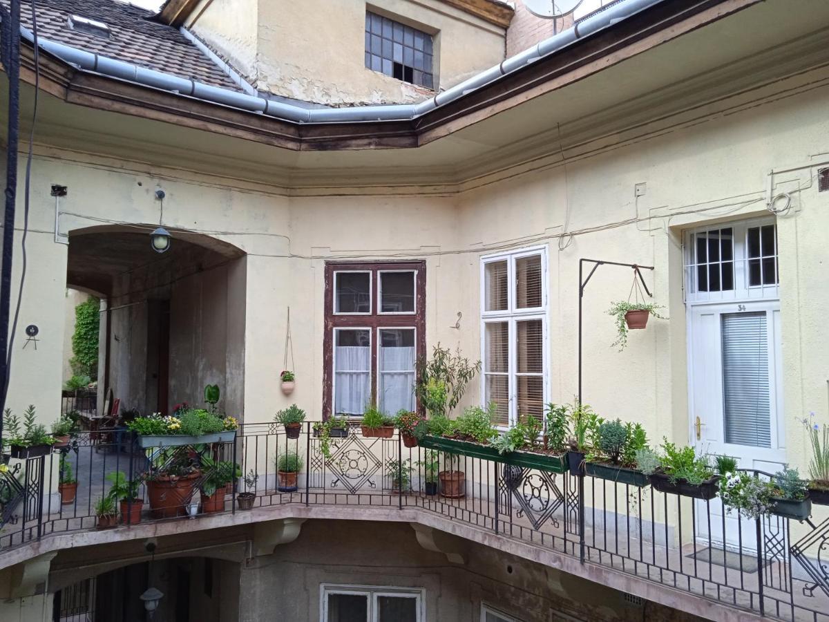 Classical Budapest Apartment In The Old Pest Екстер'єр фото