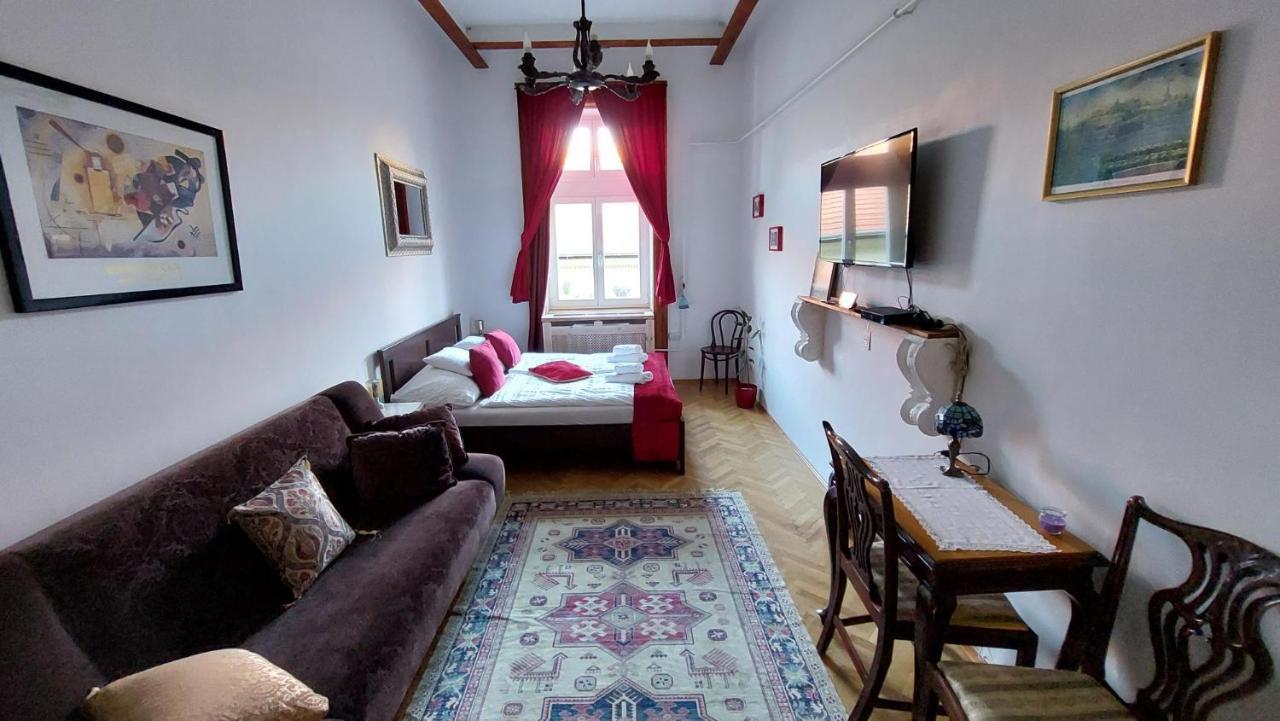 Classical Budapest Apartment In The Old Pest Екстер'єр фото