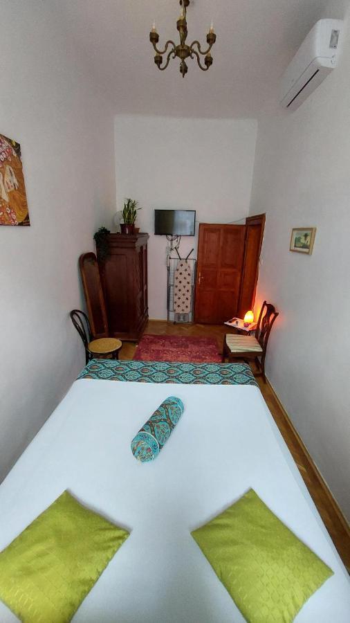 Classical Budapest Apartment In The Old Pest Екстер'єр фото