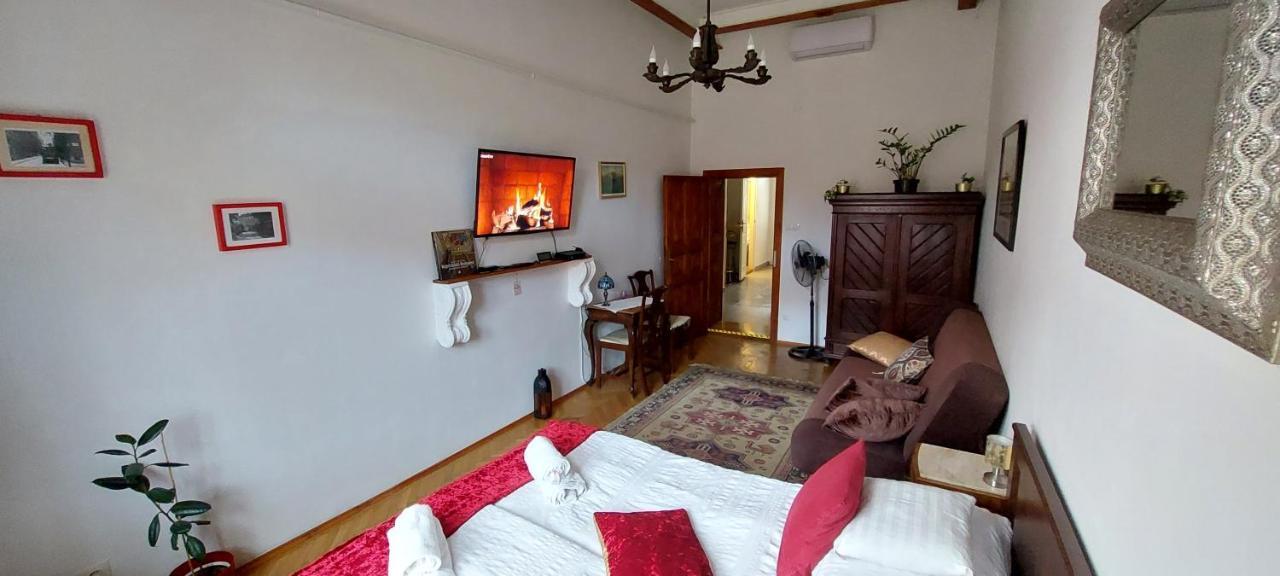 Classical Budapest Apartment In The Old Pest Екстер'єр фото