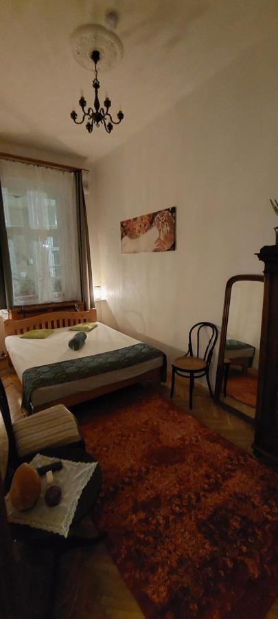 Classical Budapest Apartment In The Old Pest Екстер'єр фото