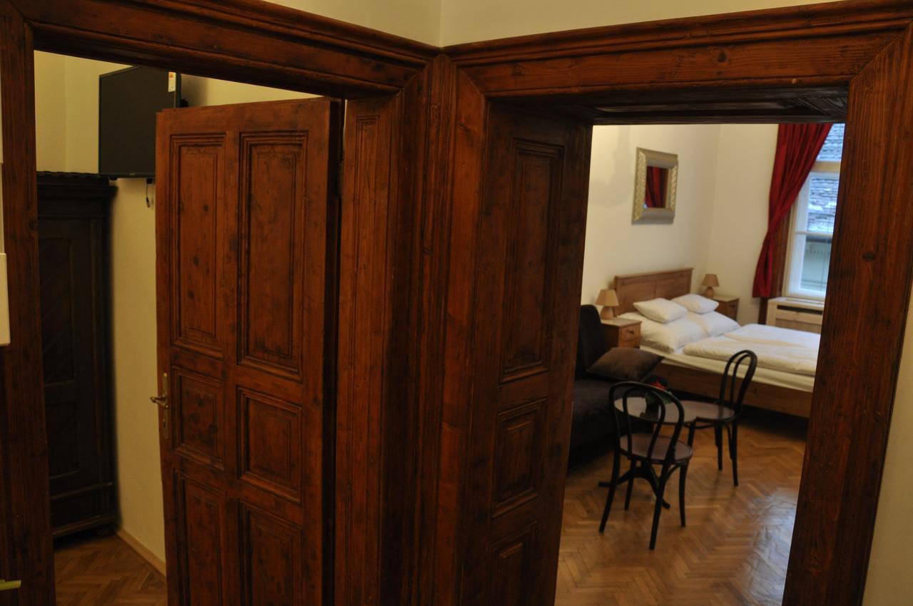 Classical Budapest Apartment In The Old Pest Екстер'єр фото