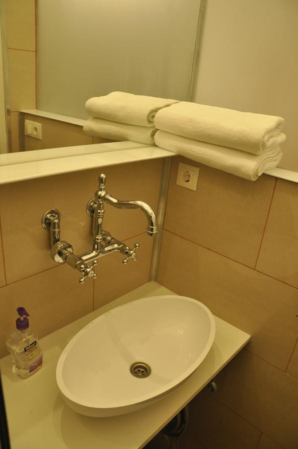 Classical Budapest Apartment In The Old Pest Екстер'єр фото